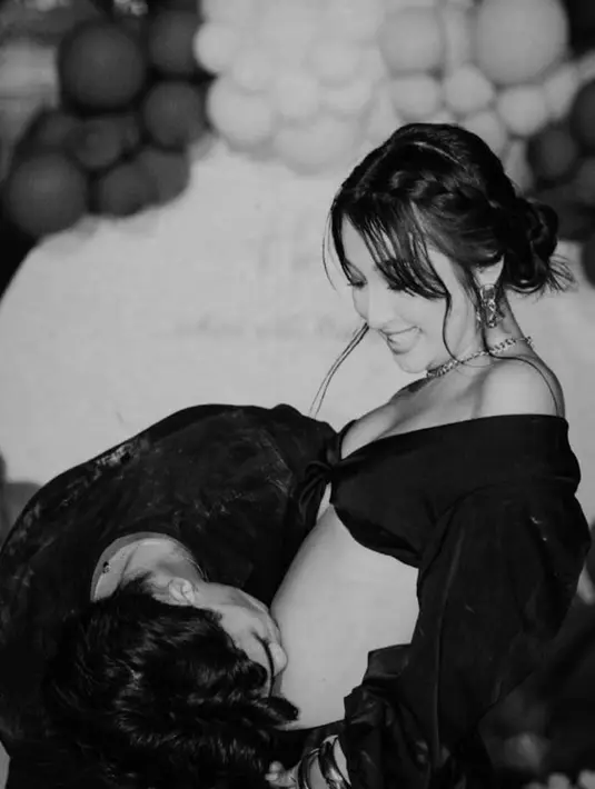 Lewat unggahannya di Instagram, Jennifer Coppen tampil memesona dengan setelan crop top hitam yang mengekspos bare baby bump-nya. [Foto: IG/jennifercoppenreal20].