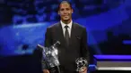 Bek Liverpool Virgil van Dijk memegang piala penghargaan Pemain Terbaik Eropa 2018-2019 selama undian babak grup di Grimaldi Forum, Monako, Kamis (29/8/2019). Virgil van Dijk berhasil mengungguli Lionel Messi dan Cristiano Ronaldo. (AP Photo/Daniel Cole)