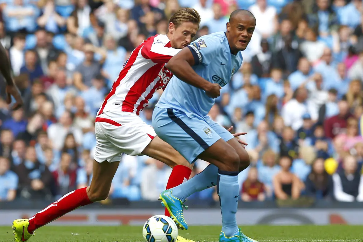 Peter Crouch (Stoke City) dan Vincent Kompany (Manchester City)