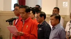 Presiden Joko Widodo didampingi Wakil Presiden Jusuf Kalla, Sekretaris Kabinet Pramono Anung, Ketua Inasgoc Erick Tohir, dan CdM kontingen Indonesia Syafruddin memberikan sambutan saat menyerahkan bonus kepada atlet peraih medali Asian Games 18 Tahun...