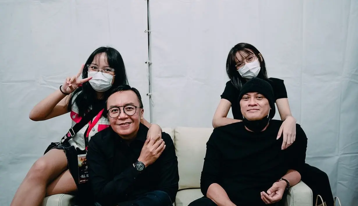 Putra putri mereka kini sudah beranjak remaja, dan menjalin keakraban dengan satu sama lain. [Instagram/ari_lasso]