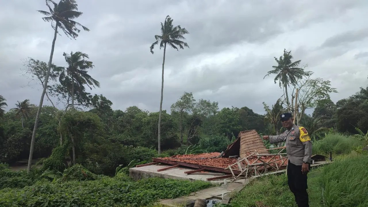 Bangunan roboh di Bali.
