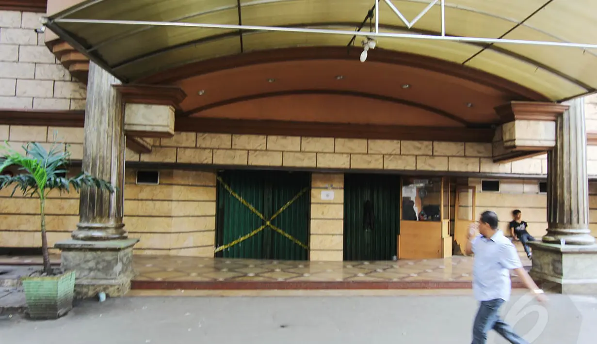 Pemerintah Provinsi DKI Jakarta melalui Dinas Pariwisata dan Budaya menghentikan izin operasi diskotek Stadium Taman Sari, Jakarta, Rabu (21/5/14).(Liputan6.com/Faizal Fanani)