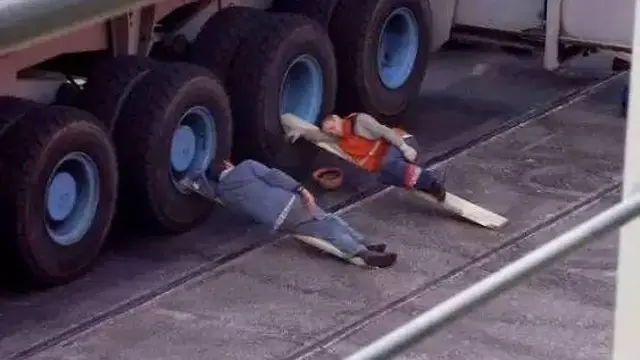 7 Potret Cara Sopir Truk Tidur dalam Perjalanan Ini Bikin Geleng Kepala