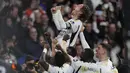 Ekspresi bahagia pemain Real Madrid, Luka Modric saat melakukan selebrasi bersama rekan-rekannya setelah mencetak gol ke gawang Sevilla pada laga lanjutan Liga Spanyol 2023/2024 di Stadion Santiago Bernabeu, Madrid, Spanyol, Senin (26/02/2024) dini hari WIB. Los Blancos menang dengan skor 1-0. (AP Photo/Manu Fernandez)