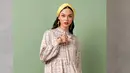 <p>Gamis ruffle bermotif dari Halima cocok juga untuk perempuan yang tidak berhijab. Credit: Blibli</p>