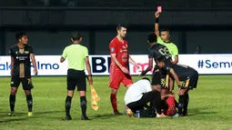 Pemain Dewa United, Lucas Ramos, mendapat kartu merah saat melawan Persija Jakarta pada laga BRI Liga 1 di Stadion Indomilk Arena, Tangerang, Senin (10/4/2023). Persija menang dengan skor 1-0. (Bola.com/M Iqbal Ichsan)
