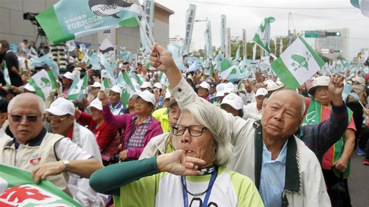 Peserta demo di Taipei, Taiwan pada 20 Oktober 2018. Puluhan ribu partisipan mendesak diadakannya referendum nasional agar Taiwan dapat memerdekakan diri dari China (Chiang Ying-ying / AP PHOTO)