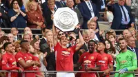  Zlatan Ibrahimovic mengangkat trofi juara  Community Shield usai timnya mengalahkan Leicester City 2-1.  (EPA/Andy Rain)