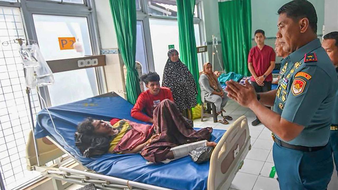 FOTO: Penanganan Korban Kebakaran Kapal Nelayan di Pelabuhan Paotere Makassar