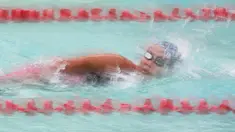Seorang atlet renang KRAPSI beraksi pada nomor 4x100m gaya bebas putri di Kolam Renang Senayan, Jakarta, Minggu (27/12/2015). (Bola.com/Nicklas Hanoatubun)