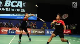 Ganda Putri Indonesia, Greysia Polii/Apriyani Rahayu mengembalikan kok ke arah Chae Yoo Jung/Kim So Yeong (Korsel) di Babak 32 Besar Indonesia Open 2017, Jakarta, Rabu (14/6). Greysia/Rahayu unggul 15-21. 21-23, 21-14. (Liputan6.com/Helmi Fithriansyah)