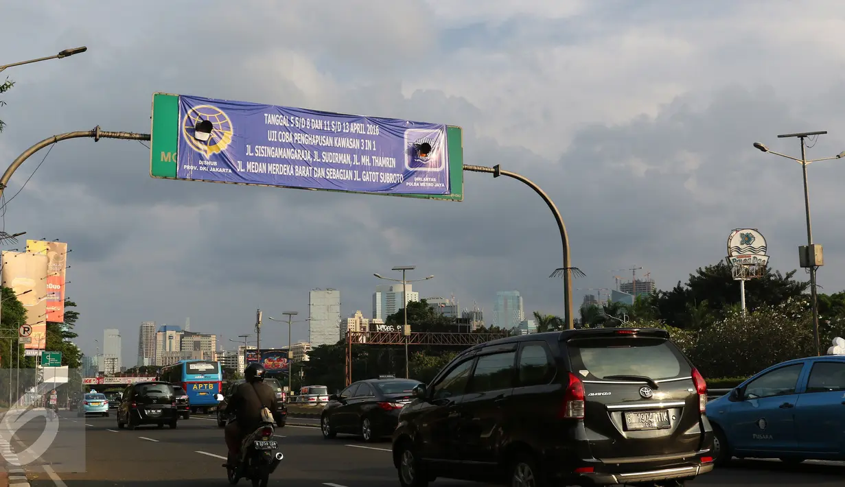 Pemprov DKI Jakarta memastikan uji coba penghapusan kawasan 3 in 1 berlangsung sepekan mulai Selasa, 5 April 2016. Uji coba ini diharapkan dapat membuat masyarakat beralih menggunakan bus Transjakarta, Jakarta, Minggu (3/4). (Liputan6.com/Herman Zakharia)