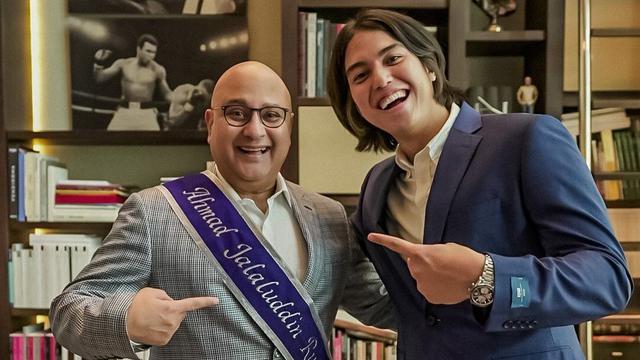 Potret El Rumi merayakan kelulusan dari University of Westminster, Inggris (https://www.instagram.com/p/CSY9bp1BBs7/)