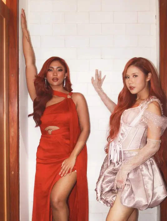 Bak bawang merah bawang putih, keduanya tampil dengan outfit yang menawan. Marion Jola juga mengucapkan rasa bahagianya bisa berduet di konser Nadin. "Senang sekali bisa menemani Nadin jadi biduan RPG di showcase Untuk Dunia Cinta dan Kotornya, It's truly a moment for me to cherish forever." (Liputan6.com/IG/@cakecaine)
