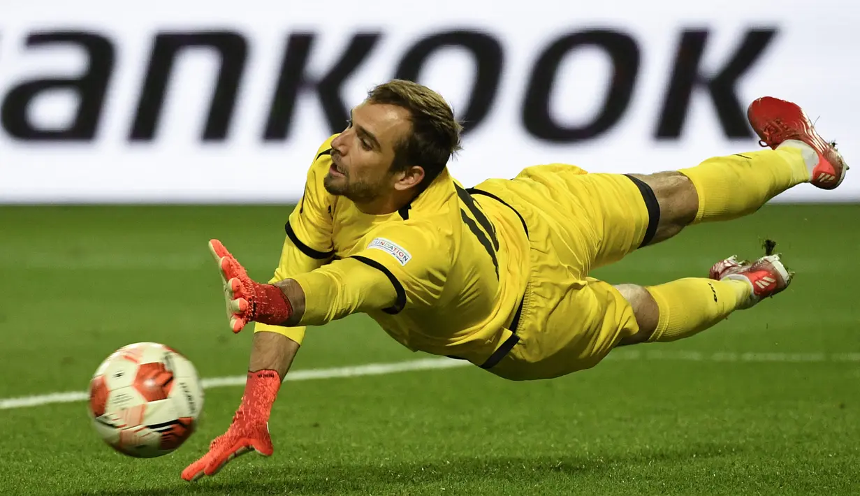 Pau Lopez. Kiper asal Spanyol berusia 27 tahun yang dipinjamkan AS Roma ke Marseille awal musim ini sementara menjadi kiper dengan torehan clean sheet terbanyak di Liga Prancis musim 2021/2022. Ia telah mencetak 10 kali clean sheet musim ini dari total 21 laga. (AFP/Alexander Nemenov)