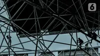 Pekerja saat menyelesaikan proyek pembangunan Jakarta International Stadium (JIS), Papanggo, Jakarta Utara, Selasa (7/12/2021). Rencananya stadion JIS akan menggunakan atap buka tutup otomatis (retractable roof) serta lampu berstandar FIFA. (merdeka.com/Iqbal S Nugroho)