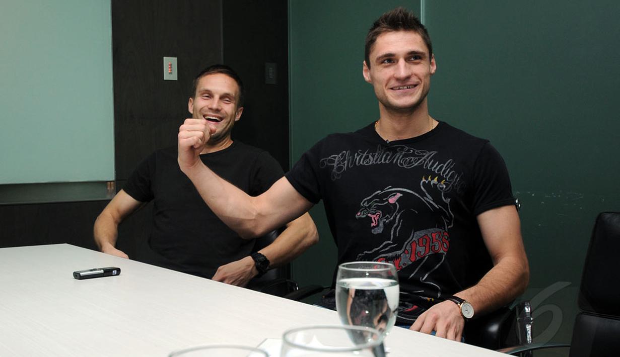 Yevgeni Kabayev (kanan) bergurau sambil menunjukkan otot tangannya jelang sesi wawancara di markas redaksi Liputan6.com, Jakarta (10/12/2014). (Liputan6.com/Helmi Fithriansyah)