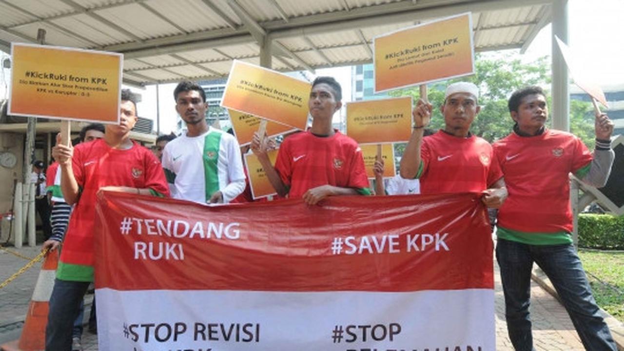 Aksi suporter tuntut KPK bongkar kasus korupsi PSSI