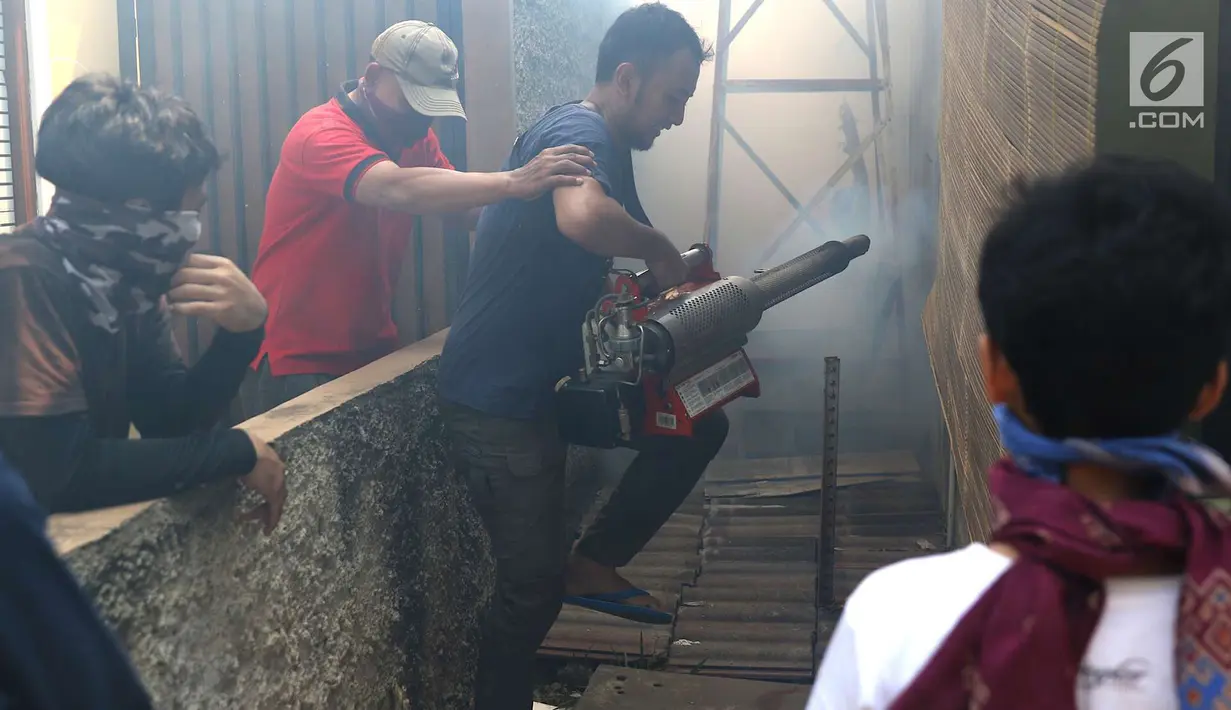 Warga melakukan pengasapan atau fogging di kawasan Kukusan, Depok, Jawa Barat, Senin (3/9). Pengasapan dilakukan guna mengurangi risiko penyakit demam berdarah akibat gigitan nyamuk aedes aegypti. (Liputan6.com/Immanuel Antonius)