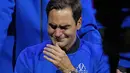 Roger Federer dari Tim Eropa menangis setelah pertandingan ganda Piala Laver di arena O2 di London, Jumat (23/9/2022). Roger Federer resmi mengumumkan masa depannya pada kamis (15/09/2022). Ia menyatakan akan pensiun dari dunia tenis setelah Turnamen Laver Cup merupakan turnamen terakhirnya. (AP Photo/Kin Cheung)