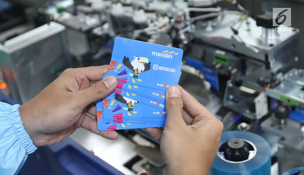 Karyawan menunjukkan e-Money edisi Asian Para Games 2018 di unit produksi kartu, Jakarta, Rabu (3/10). Bank Mandiri menerbitkan e-money bergambar maskot Asian Para Games (APG). (Liputan6.com/Angga Yuniar)