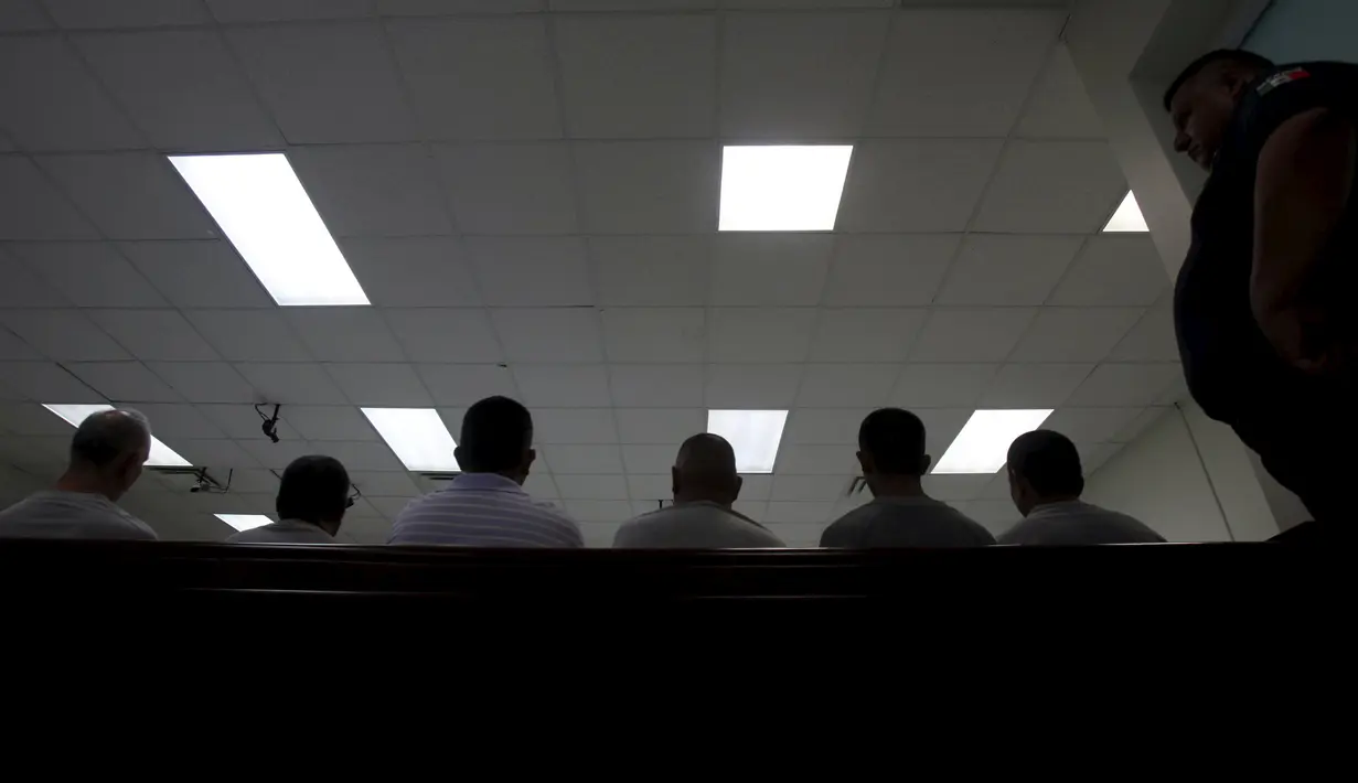 Petugas berjaga saat sidang kasus penculikan dan pembunuhan 11 perempuan di ruang sidang di Ciudad Juarez, Meksiko (27/7/2015). Pengadilan menjatuhkan vonis 679 tahun penjara kepada lima dari 6 orang tersebut. (REUTERS/Jose Luis Gonzalez)