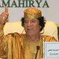 Muammar Khadafi saat pertemuan dengan negara-negara uni afrika. Foto diambil pada 5 Juli 2005 (CRIS BOURONCLE / AFP)