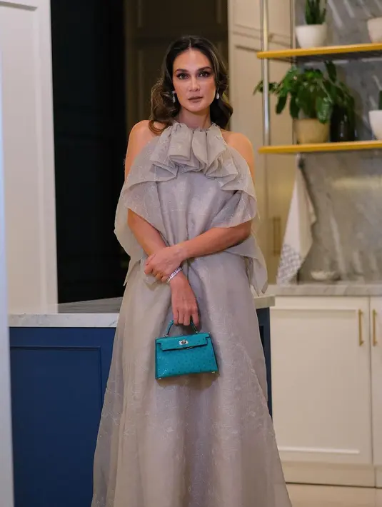 Penampilan elegan Luna Maya kenakan organza halter dress kala menghadiri pernikahan Chelsea Islan.