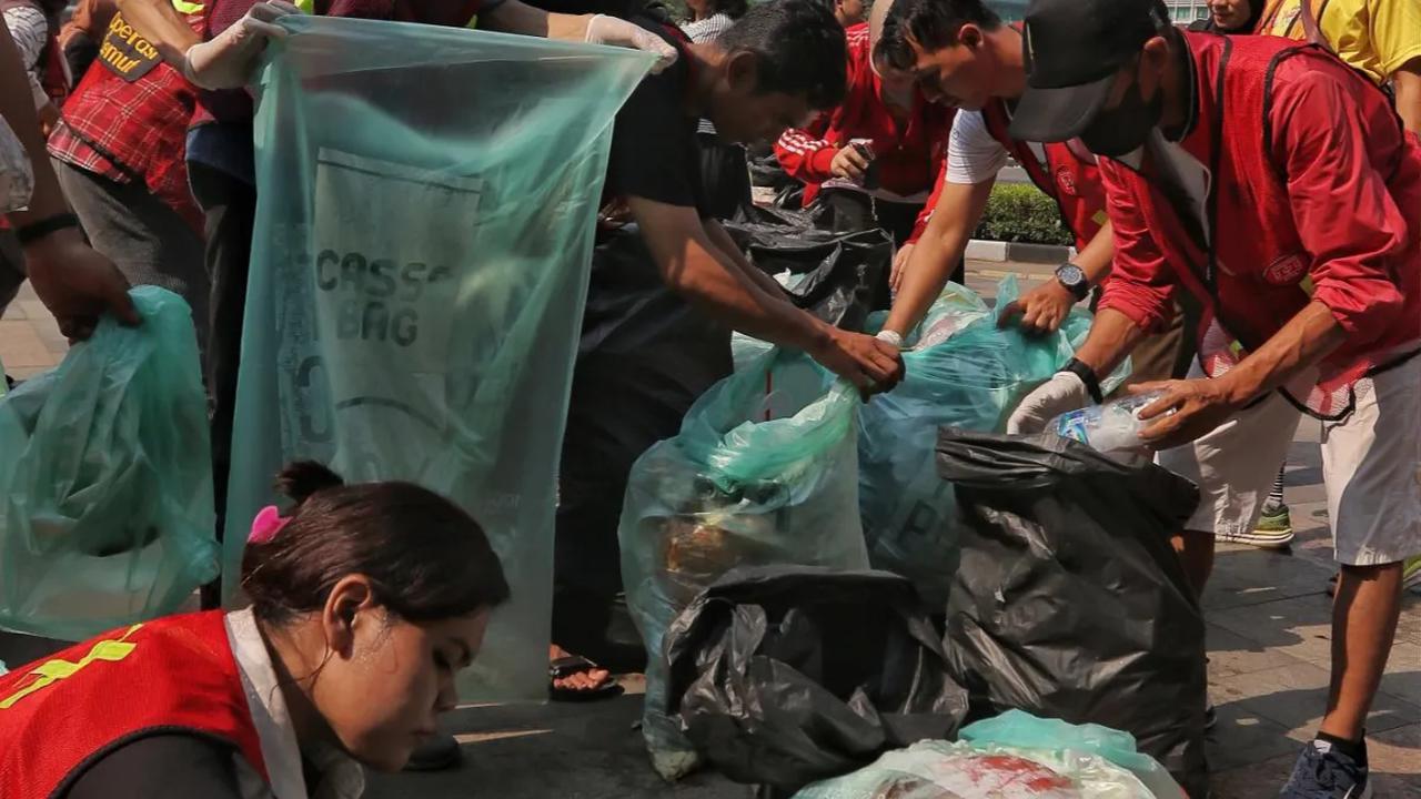 Sejumlah pegiat peduli lingkungan  mengumpulkan sampah yang berserakan di kawasan Bundaran HI, Jakarta, Minggu (29/10/2023).