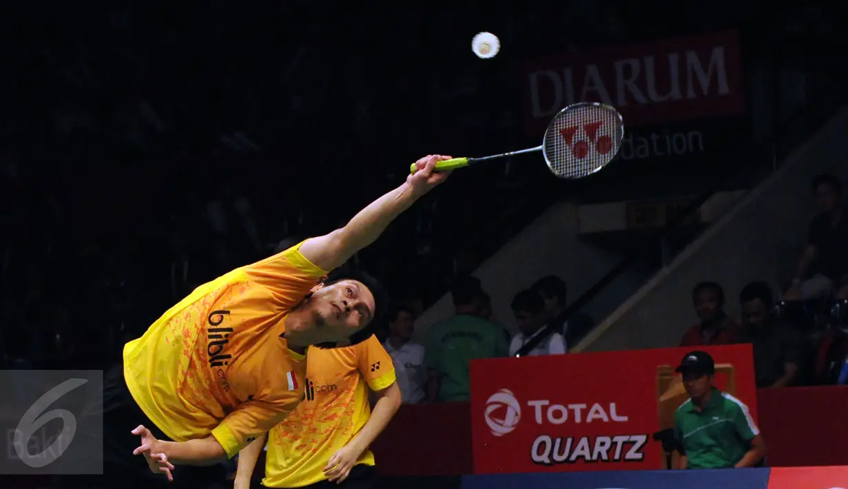 Pebulutangkis ganda putra Indonesia, M Ahsan/Hendra Setiawan saat berlaga melawan Marcus Ellis/Chris Langridge (Inggris) di Total BWF World Championships 2015 di Jakarta, Jumat (14/8/2015). Ahsan/Hendra unggul 21-16 22-20.(Liputan6.com/Helmi Fithriansyah)