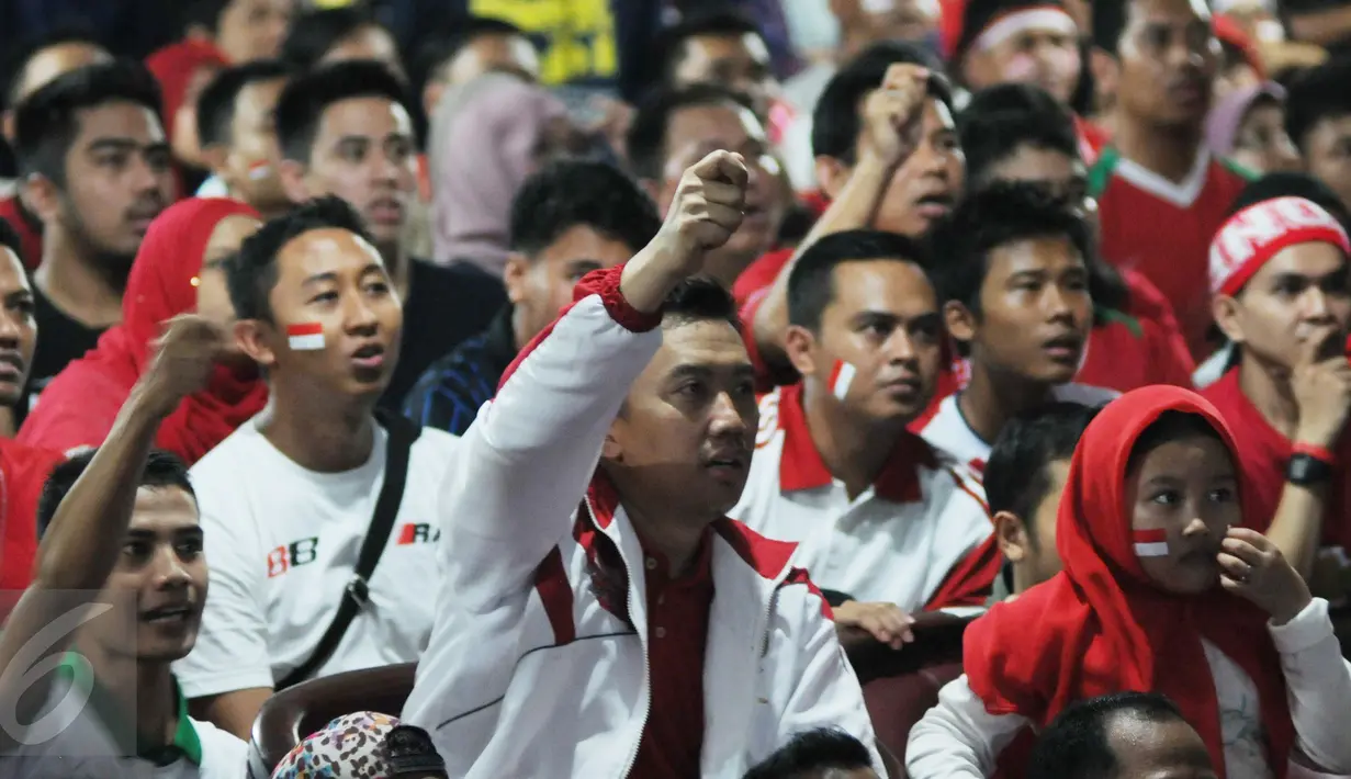 Menteri Pemuda dan Olahraga Imam Nahrawi saat memberi dukungan kepada Timnas Indonesia saat nonton bareng Final  Piala AFF 2016 di Kemenpora, Jakarta, (17/12). Final tersebut mempertemukan Indonesia dengan Thailand. (Liputan6.com/Gempur M Surya)