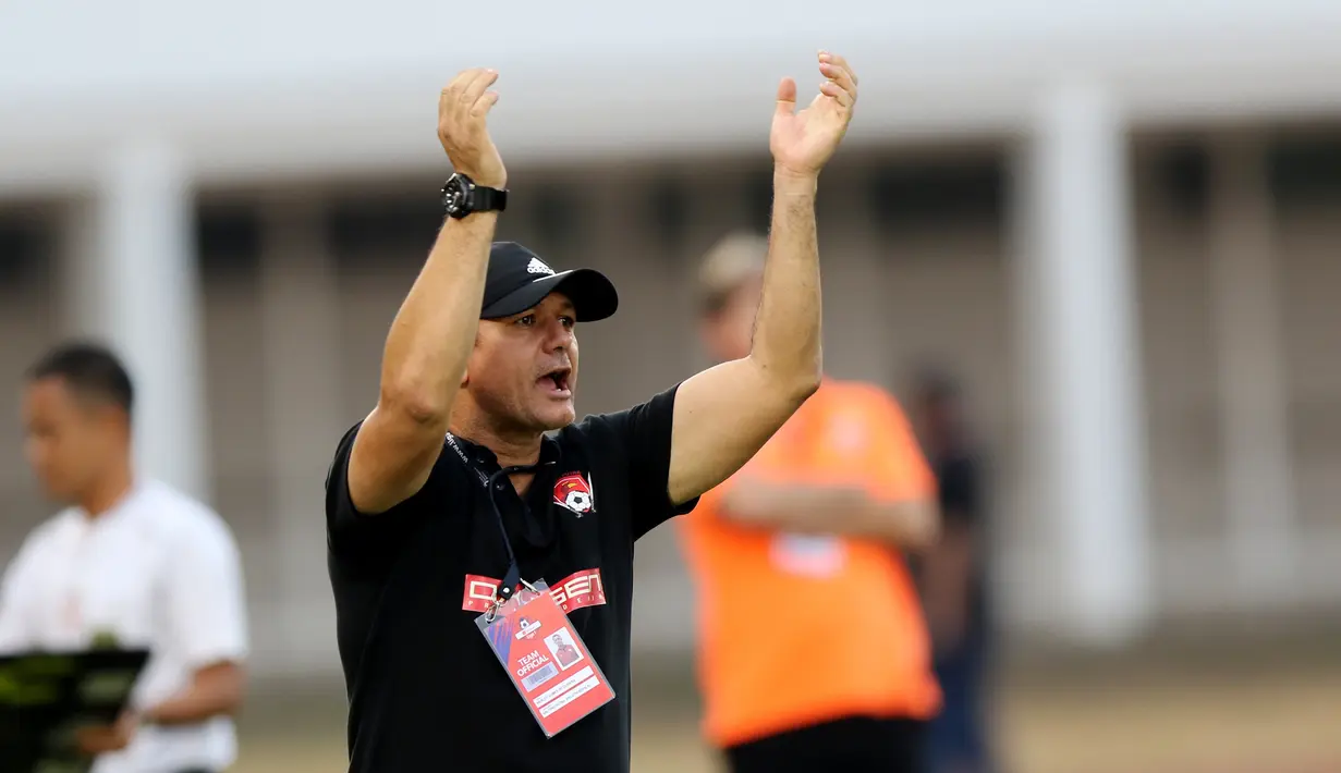 Pelatih Kalteng Putra, Gomes de Oliveira, saat melawan Persija Jakarta pada laga Liga 1 2019 di Stadion Madya, Jakarta, Selasa (20/8). Persija menang 3-0 atas Kalteng Putra. (Bola.com/M Iqbal Ichsan)