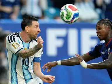 Pemain Argentina Lionel Messi memainkan bola melawan pemain Tanjung Verde  Sidny Lopes Cabral selama pertandingan sepak bola babak 32 Piala Dunia antara Argentina dan Tanjung Verde di Miami Gardens, Florida, Jumat, (03/07/2026), (AP Photo/George Walker IV)