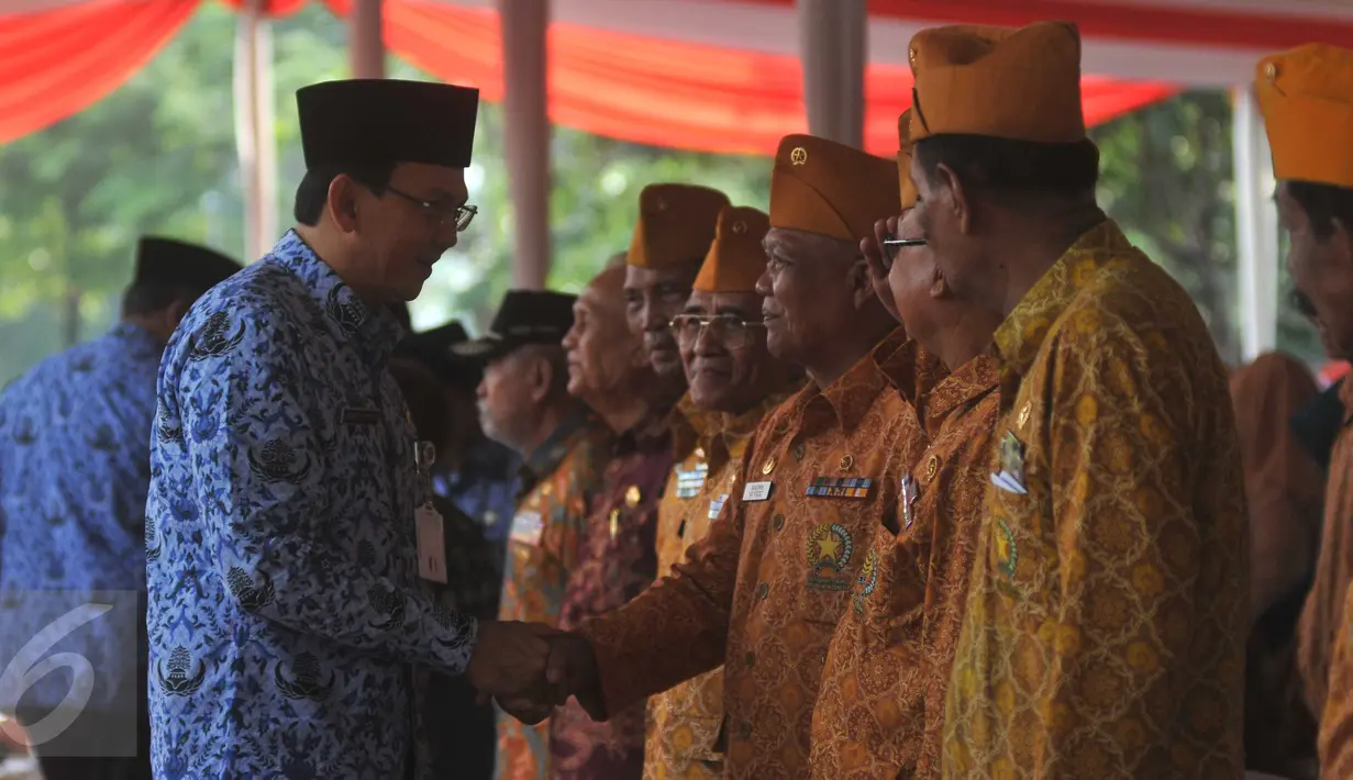 Gubernur DKI Basuki T Purnama berjabat tangan dengan para veteran seusai memimpin upacara peringatan Hari Pahlawan di lapangan eks IRTI Monas, Jakarta, Selasa (10/11). Upacara itu diikuti  para PNS di lingkungan Pemprov DKI. (Liputan6.com/Gempur M Surya)