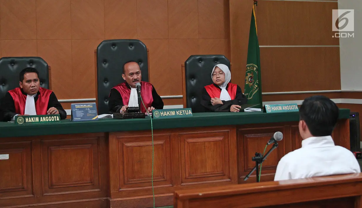 Suasana sidang lanjutan  Komisaris First Travel Kiki Hasibuan dengan agenda pembacaan nota pembelaan (pleidoi) di Pengadilan Negeri Depok, Jawa Barat, Senin (21/5). Kiki batal membaca pleidoi di sidang tersebut. (Liputan6.com/Herman Zakharia)