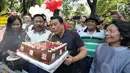 Kepala Kantor Staf Presiden (KSP), Moeldoko meniup lilin saat merayakan ulang tahunnya yang ke-61 di Taman Suropati, Jakarta, Minggu (8/7). Moeldoko merayakan momen pergantian tahunnya bersama istri dan keluarga. (Liputan6.com/Herman Zakharia)