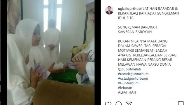 Sungkeman keluarga Ustaz Guntur Bumi di hari raya Idul Fitri (https://www.instagram.com/p/CO1FuHGA4sJ/)
