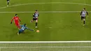 Kiper Newcastle United, Karl Darlow, berhasil mengagalkan tendangan penyerang Liverpool, Mohamed Salah, pada laga Liga Inggris di Stadion St James' Park, Rabu (30/12/2020). Kedua tim bermain imbang tanpa gol. (Stu Forster/ Pool via AP)