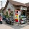 Jual bensin eceran, salah satu ide usaha kecil depan rumah yang cocok untuk jalan kampung ramai motor. [Foto: Gemini]