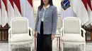 Mengenakan blazer tweed, ia memadukannya dengan rok hitam yang hadirkan kesan gaya profesional. [Foto: Instagram/ Fifi Aleyda Yahya]