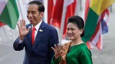 Presiden RI, Joko Widodo didamping Ibu Negara Iriana Widodo menyapa awak media saat tiba menghadiri KTT G20 di aula Elbphilharmonie di Hamburg, Jerman, (7/7). Sejumlah pemimpin negara berkumpul dalam KTT G20 pada 7-8 Juli 2017. (AP Photo/Michael Sohn)