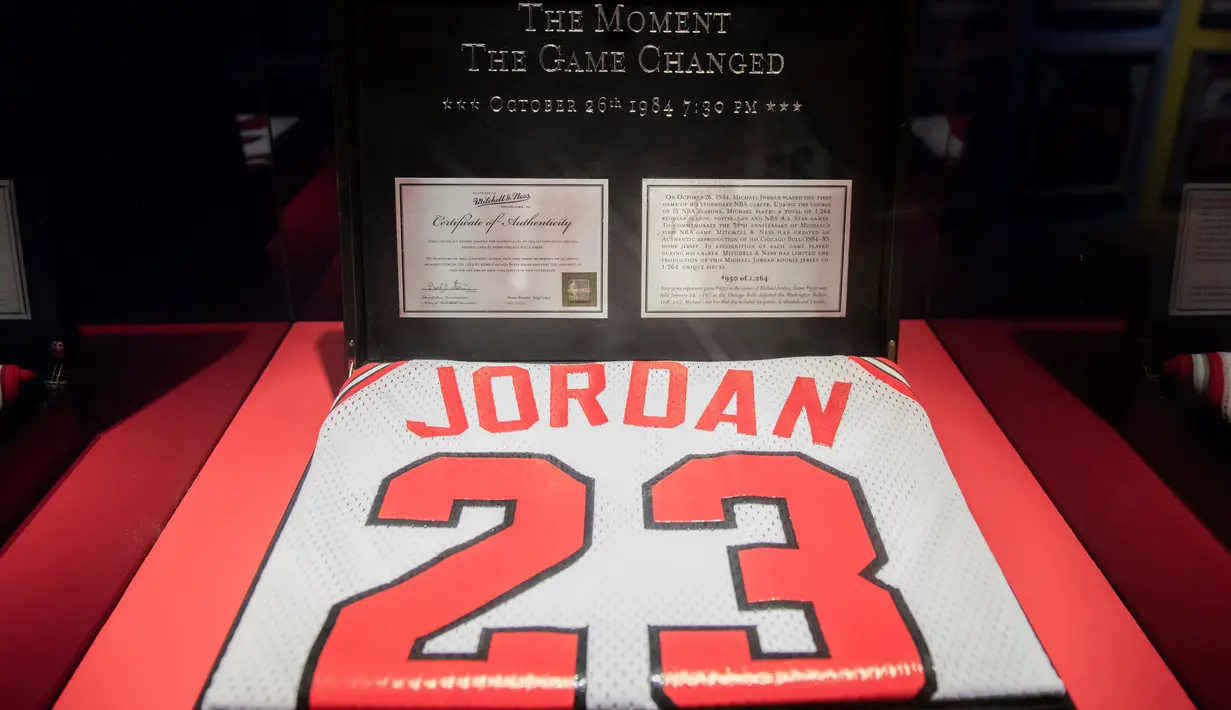 Jersey edisi terbatas Michael Jordan dipamerkan dalam pameran NBA (National Basketball Association) di Beijing, China, Senin (19/8/2019). (NICOLAS ASFOURI/AFP)