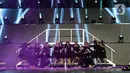Kelompok penyanyi JKT48 saat tampil di panggung JISPHORIA yang digelar di Jakarta International Stadium (JIS), Sabtu (1/10/2022). JKT48 tampil enerjik membawakan sejumlah lagu untuk memuaskan dahaga penggemarnya. (Liputan6.com/Helmi Fithriansyah)