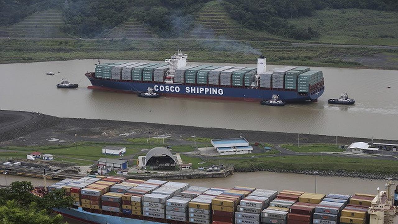 Kapal kargo milik China berlayar melintasi Terusan Panama