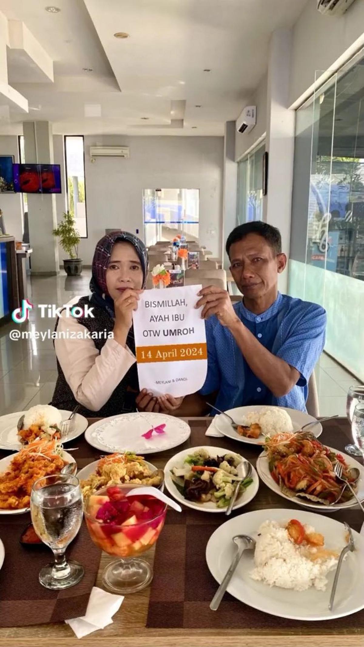 Rupanya, kertas tersebut bertuliskan "Bismillah ayah ibu otw umrah 14 April 2024".
