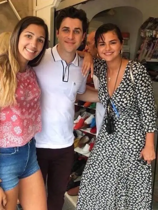 Selena Gomez sendiri kini lebih menyibukkan dirinya. Bulan Juni ia habiskan untuk jalan-jalan ke Italia bersama teman. (twitter/selenaHQMedia)