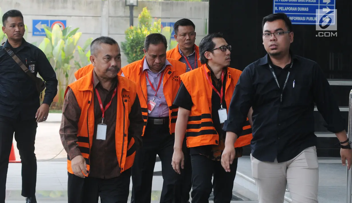 Petugas mengawal para tersangka dari berbagai kasus berjalan saat tiba untuk menjalani pemeriksaan lanjutan oleh penyidik di gedung KPK, Jakarta, Rabu (17/7). Mereka terjerat kasus korupsi. (Merdeka.com/Dwi Narwoko)
