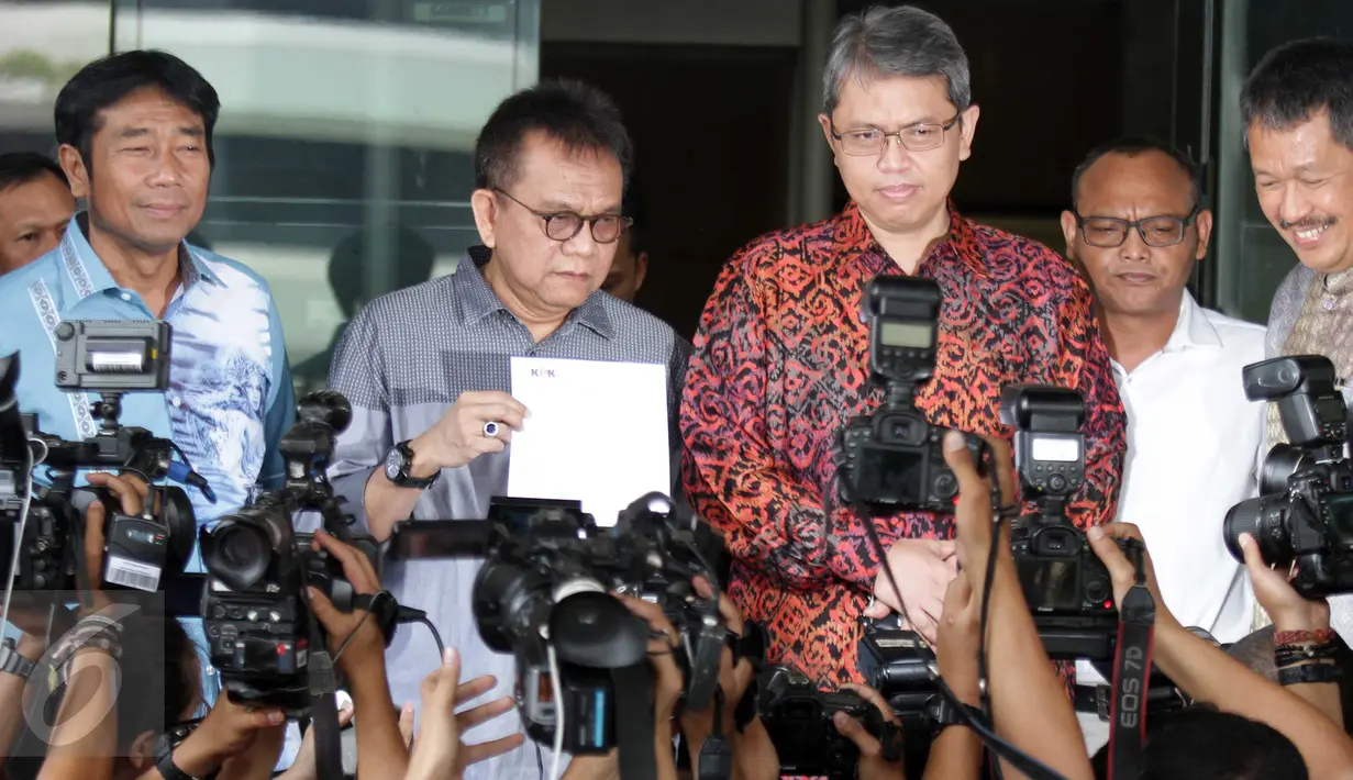 Pansus Laporan Hasil Pemeriksaan BPK RI, Triwisaksana (ketiga kiri) didampingi M Taufik, Abraham Lunggana memberi keterangan pers di gedung KPK, Jakarta, (30/10/2015). Kedatangan Pansus juga laporkan soal lahan RS Sumber Waras. (Liputan6.com/Helmi Afandi)