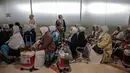 Jumlah tersebut dibagi ke dalam 116 kloter yang mencakup tiga wilayah provinsi, dengan rincian Jawa Timur sebanyak 42.409 jemaah, Bali 698 jemaah, dan Nusa Tenggara Timur (NTT) 516 jemaah. Tampak dalam foto, jemaah haji Indonesia menunggu waktu keberangkatan untuk melaksanakan ibadah haji tahunan, di Bandara Internasional Juanda, Sidoarjo, Jawa Timur, Rabu 22 April 2026. (JUNI KRISWANTO/AFP)